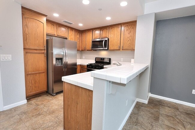 Building Photo - Beautiful Condo in Gated Community for Rent!