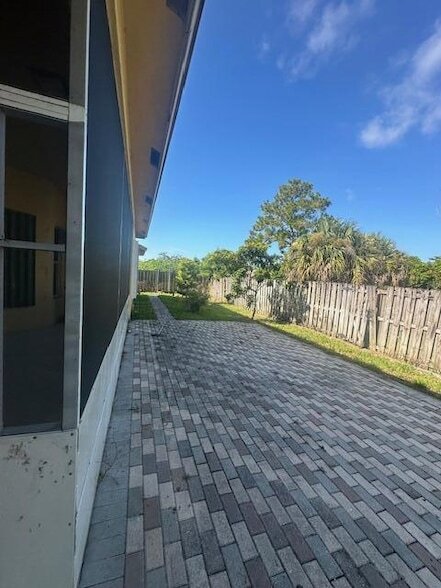 Building Photo - 368 NW Bayshore Blvd