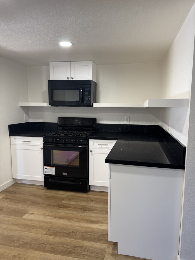 Building Photo - 40253 Johnston Ave