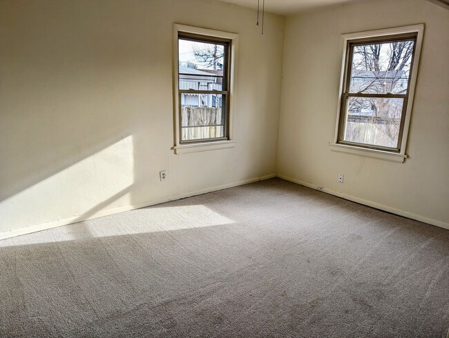 Building Photo - Adorable Belmont Home with Basement - AVAILABLE NOW!