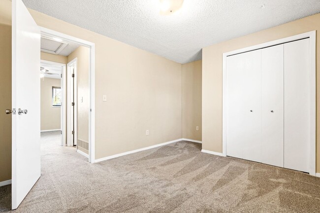Building Photo - 1405 S Sierra Dr
