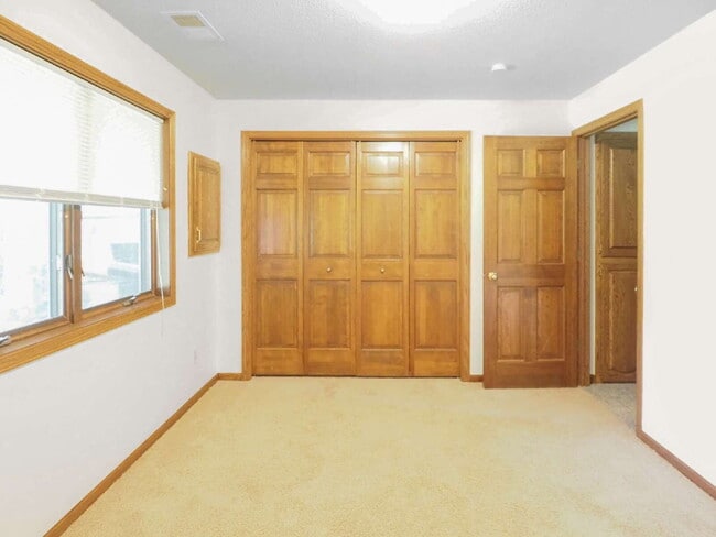 Building Photo - Available now 2-Bed Twin Home in Shoreview - Pets welcome