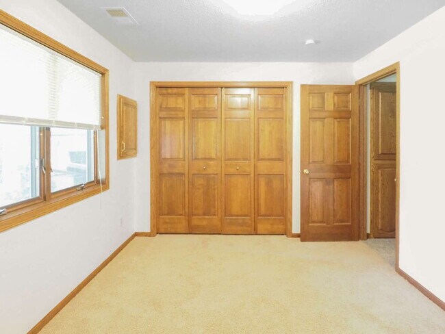 Building Photo - Available now 2-Bed Twin Home in Shoreview
