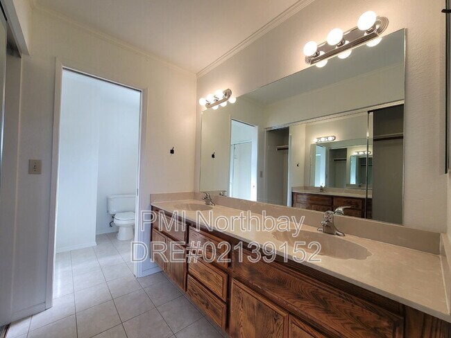 Building Photo - 3552 Larchmont Ct