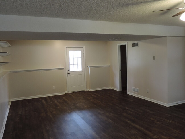 Building Photo - short term lease available