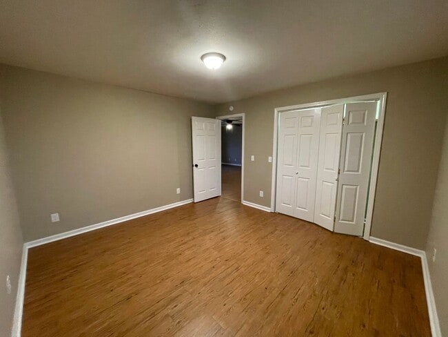 Building Photo - 2 bed 2 bath Duplex with Garage