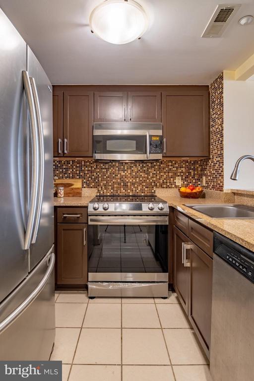 Building Photo - 1150 K St NW