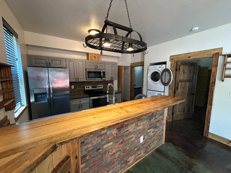 Building Photo - 6232-6233 Three Needles Ln