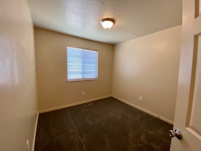 Building Photo - LARGE TOWNHOME AVAILABLE FOR RENT!