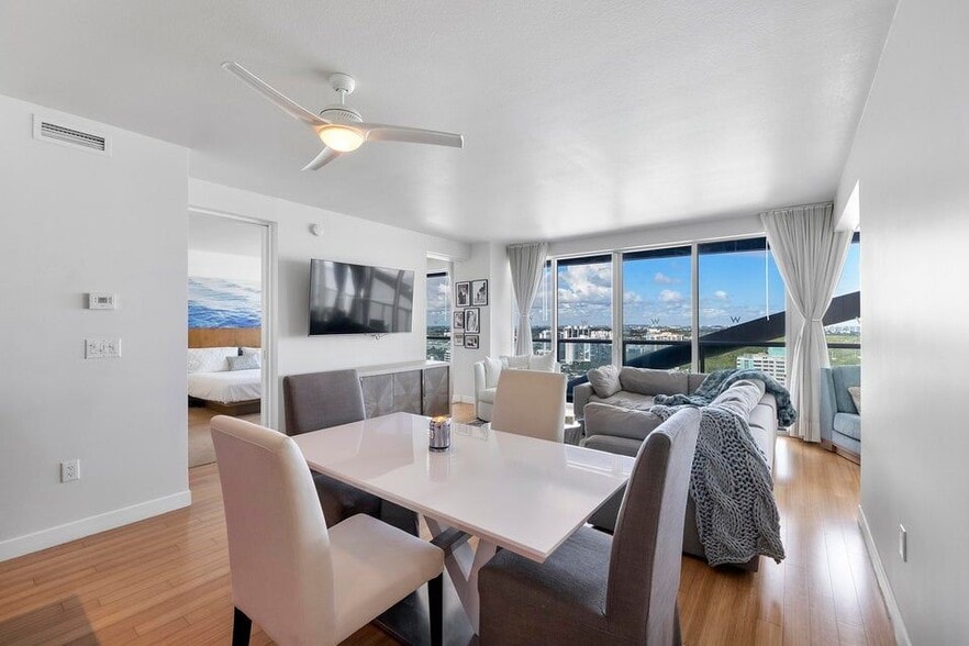 Building Photo - 3101 Bayshore Dr