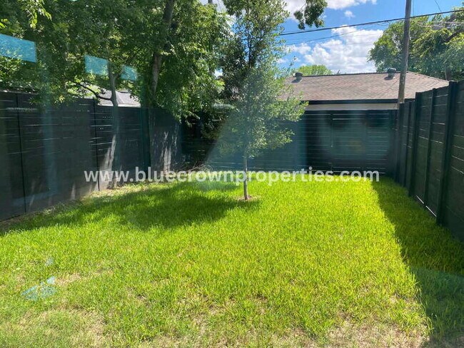 Building Photo - 807 S Glasgow Dr