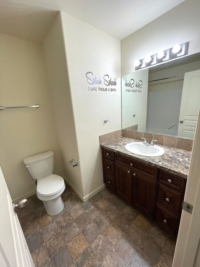 Building Photo - Beautiful Three Bedroom Two Bath in Kennewick