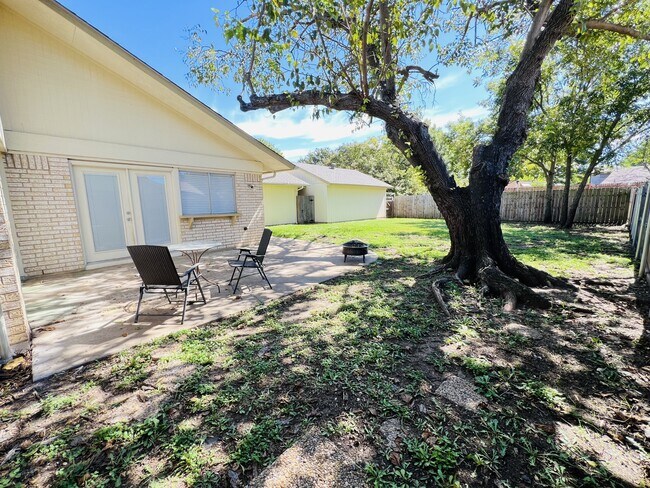 Building Photo - 2102 Richwood Dr