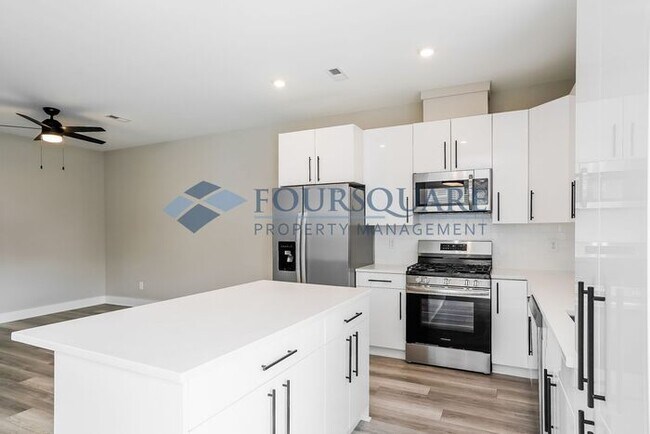 Building Photo - Townhome | Washer/Dryer Included | Back Pa...