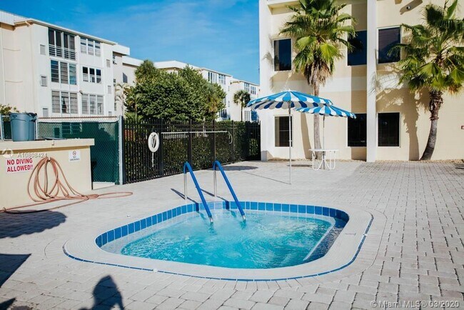 Building Photo - 300 NE 26th Ave