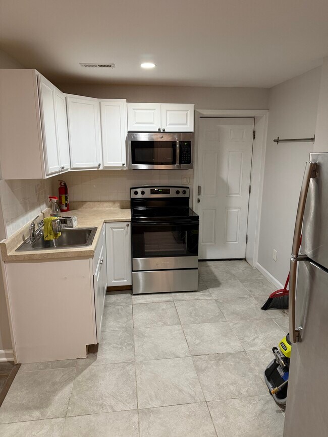 Building Photo - 5804 Berwyn Rd