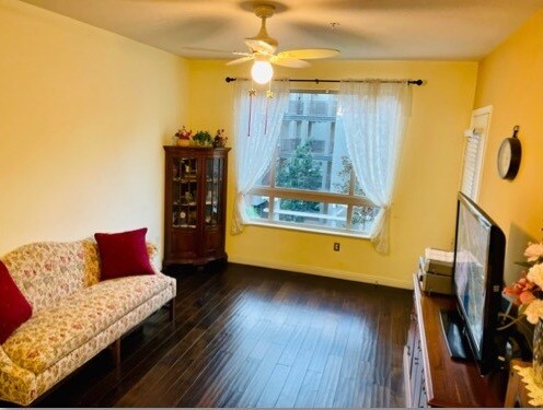 Living room, Decorated - 100 S Alameda St