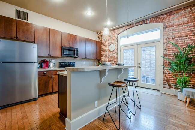 Building Photo - 612 Center St