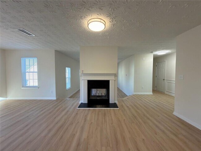 Building Photo - 2770 Austin Ridge Dr NE