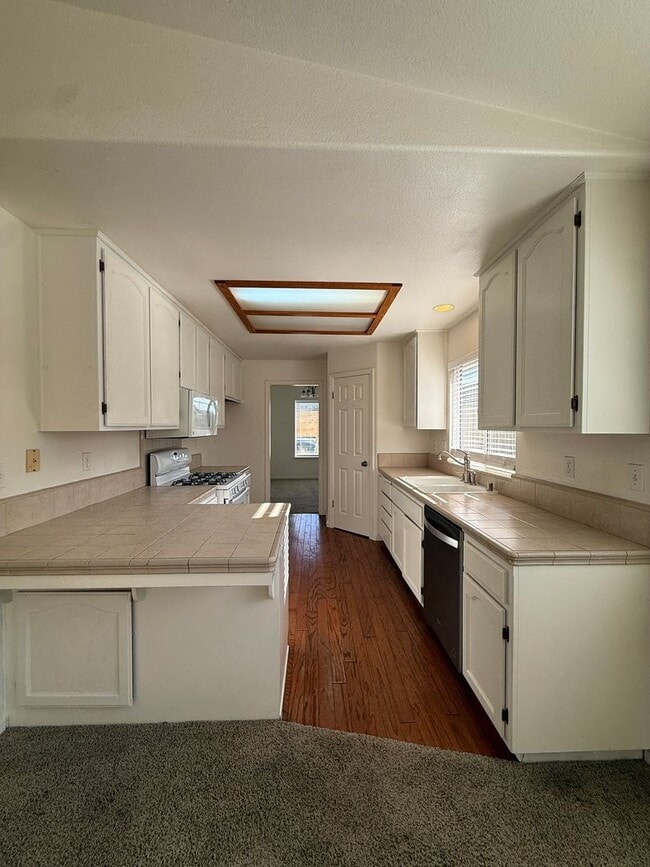 Building Photo - Rolling Hills Single Story Home Includes A...