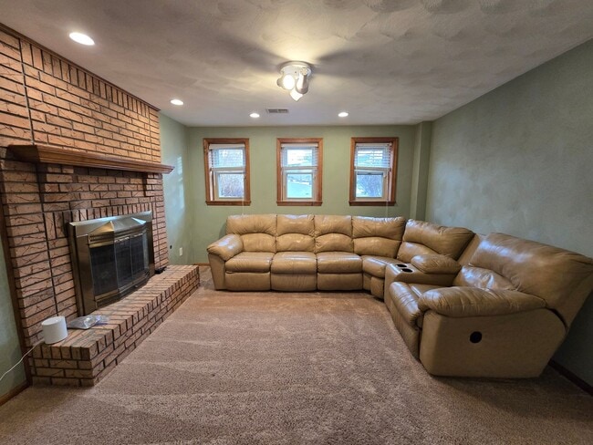 Building Photo - Beautiful Split Entry - 3 Bedroom 2.5 Bathroom in Rustic Ridge Estates