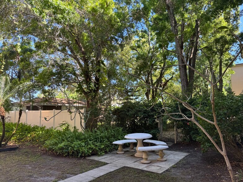 Building Photo - 2525 West Bay Dr