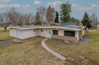 Building Photo - Home on The 9th Fairway in Soap Lake!!