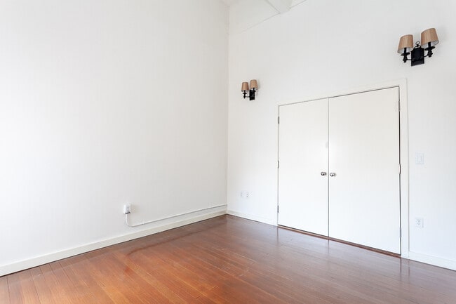 Building Photo - 257 S Spring St