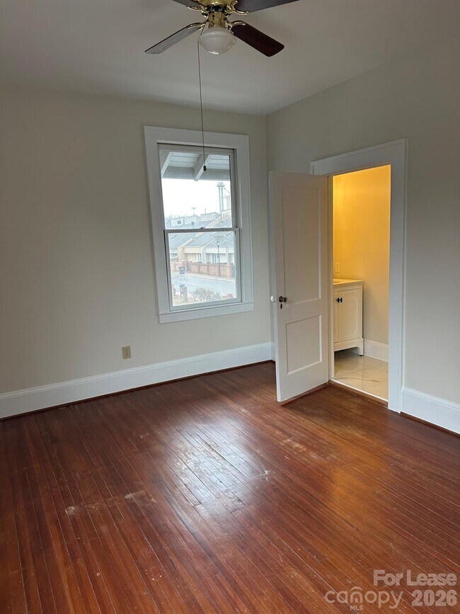 Building Photo - 407 W 9th St