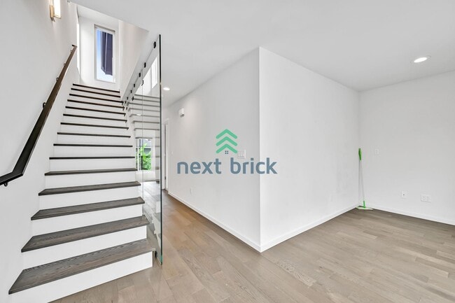 Building Photo - A beautiful 3 bed and 2 bathroom house for...