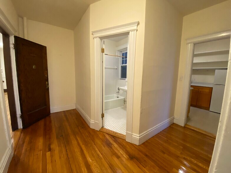 Building Photo - 468 Park Dr