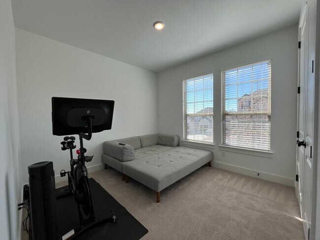 Building Photo - Beautiful 4/3 WITH PRIVATE POOL in Travisso