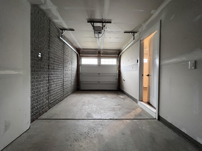 Building Photo - 217 Stonehurst Dr