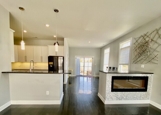 Building Photo - SIENA Place/PACKER PARK CORNER 4 Bedroom/2...