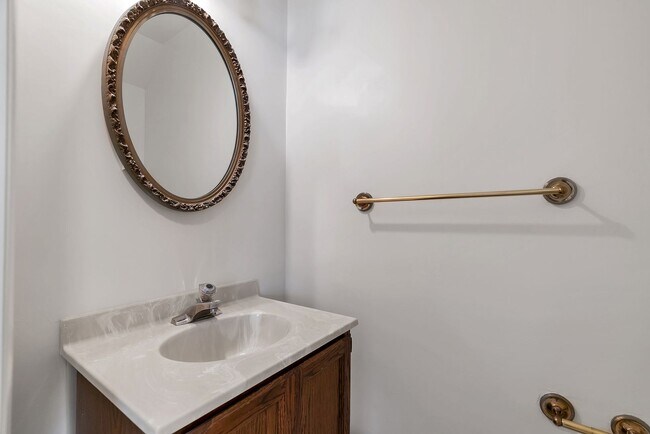 Building Photo - Fantastic 4 Bed 2.5 Bath Colonial Home Sou...