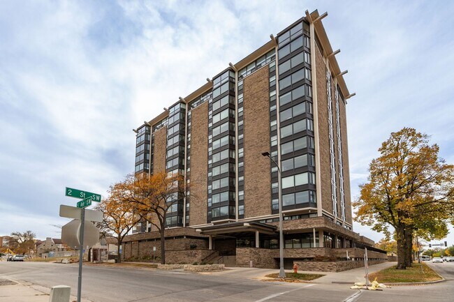 Primary Photo - Unbeatable Views, Ample Amenities, 2 Bed 1...