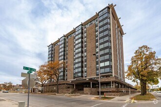 Building Photo - Unbeatable Views, Ample Amenities, 2 Bed 1...