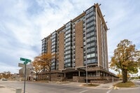 Building Photo - Unbeatable Views, Ample Amenities, 2 Bed 1...