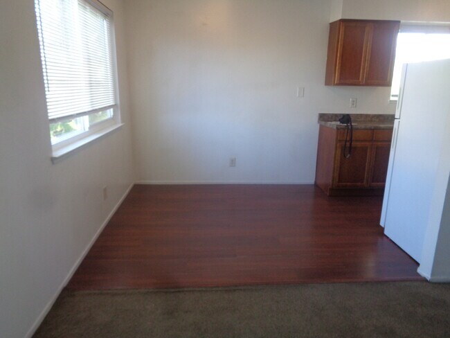 Building Photo - 1332 Hobart Dr