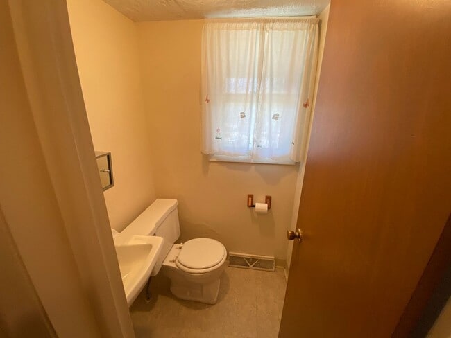 Building Photo - 135 Oak Manor Dr