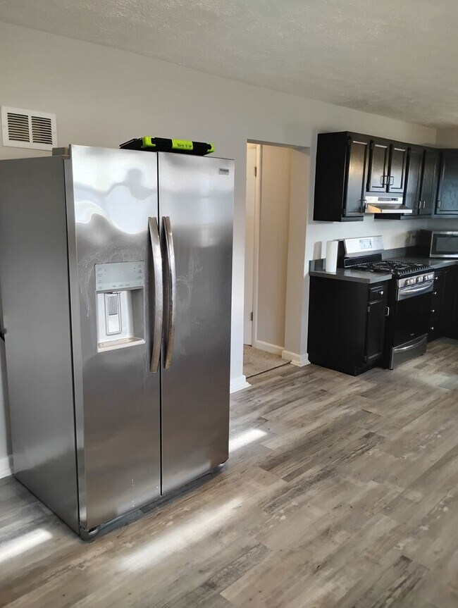 Building Photo - 4 Bedroom 1 Bath