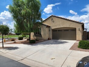 Building Photo - Rare 4 bedroom, 2 bathroom single level Qu...