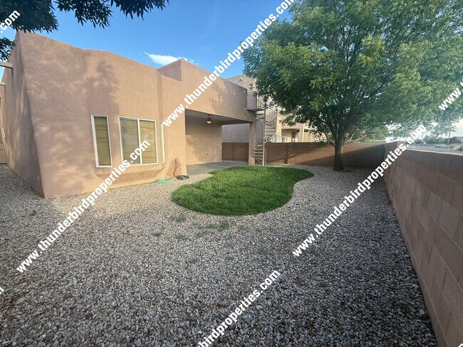 Building Photo - 3 Bedrooms, 2 baths with Valley views in N...