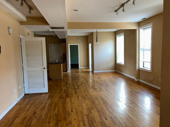 Building Photo - 5900 S King Dr