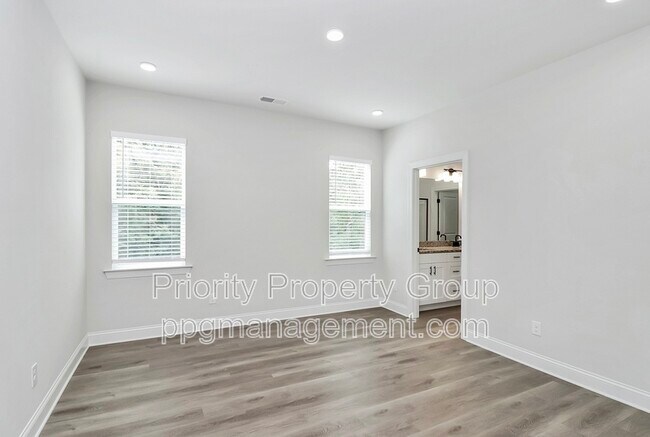 Building Photo - 6618 Riverview Dr