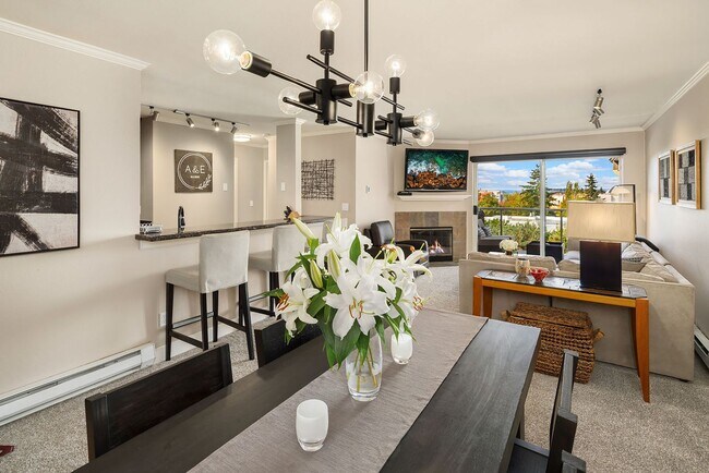 Building Photo - Top Floor Condo with Skyline Views in Merc...