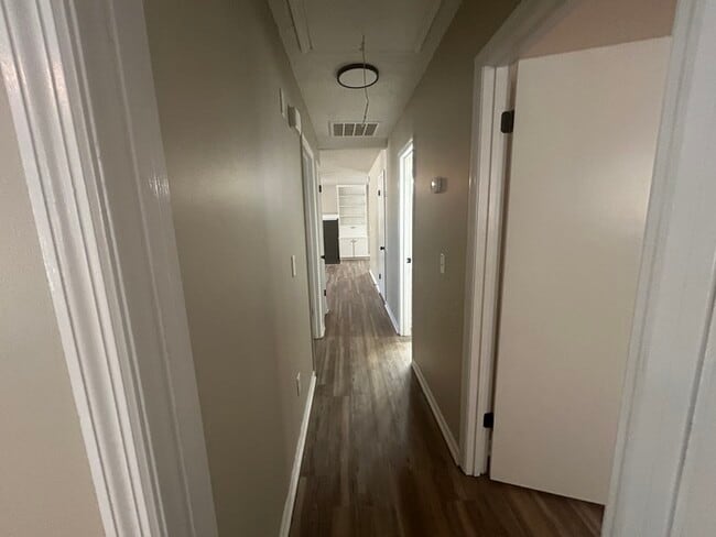 Building Photo - 19 Woodpond Ct