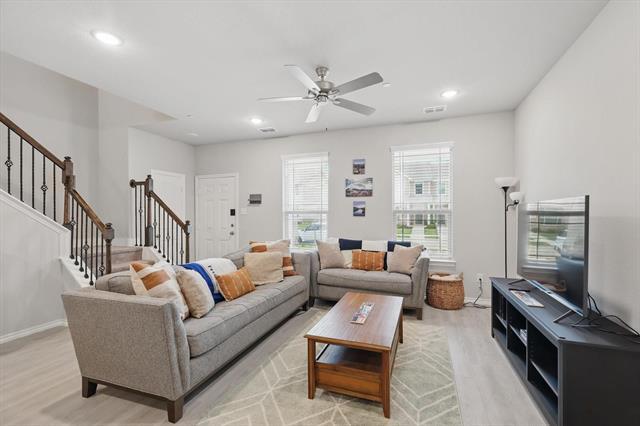 Building Photo - 2209 Davenport Dr