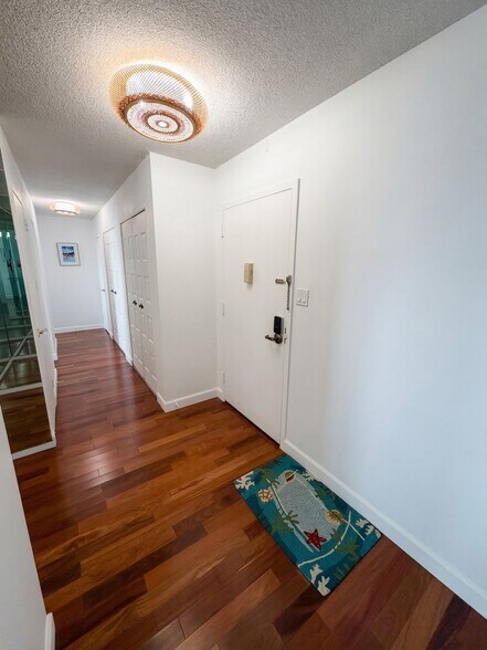 Foyer/Entrance - 501 Slaters Ln