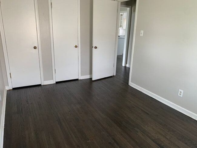 Building Photo - $900 - 2 bedroom/ 1 bathroom - Single fami...